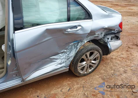 2013 Mercedes-Benz C 250 Luxury/Sport z USA, uszkodzony, nr VIN WDDGF4HB1DR241759